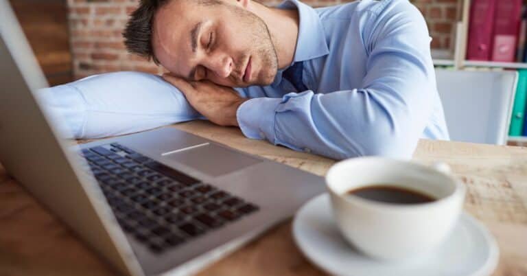 لماذا القهوة تسبب النعاس؟ (6 اسباب) لتأثير القهوة على النوم