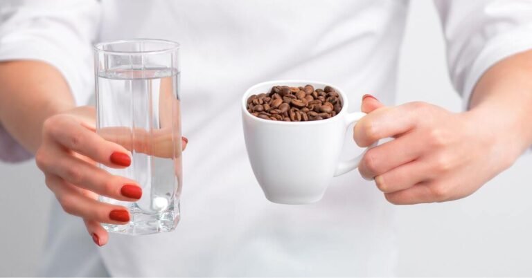 لماذا شرب الماء بعد القهوة؟